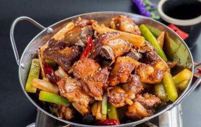 “干鍋排骨”的家常做法，做法簡單，口感麻辣鮮香