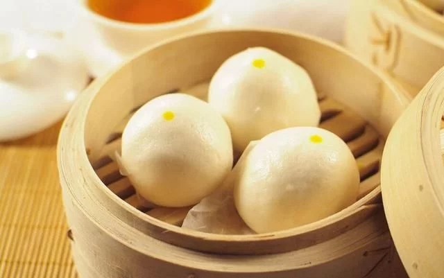 說到面食，它主要就是以面粉制作成的食物，并且各個地方都有不同種類的面食，尤其是愛吃面食的北方地區(qū)來說，基本上餐餐都離不開面食的存在，一般比較常見的面食有面條，包子，饅頭，油條等等，受到了人們的喜愛，有在家做過面食的朋友都知道，發(fā)面是面食制作過程中非常關(guān)鍵的一步，今天小編就來給大家分享下，面食“發(fā)面”的6個訣竅，新手也能輕松掌握。