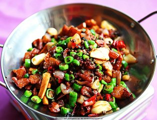 辣子雞最正宗的做法，外酥里嫩，麻辣爽口超過癮