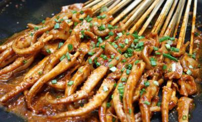 四川街邊鐵板魷魚技術(shù)做法哪里好？每位學(xué)員親自動(dòng)手制作